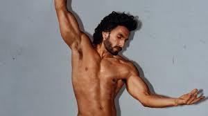 रणवीर सिंह ने बिना कपड़े पहने कराया फोटोशूट। 
