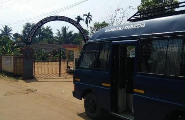 कोडागु जिले के नेल्याहुदिकेरी के एक स्कूल में स्कार्फ पहनी छात्राओं को प्रवेश करने से रोका गया