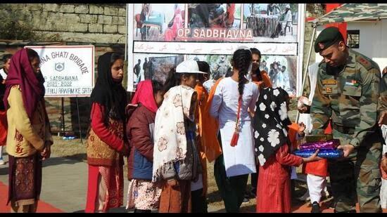 भारतीय सेना ने जम्मू-कश्मीर की औरतों के हित के लिए उठाया एक बेहतरीन कदम, 26 अनाथ लड़कीयों को लिया गोद