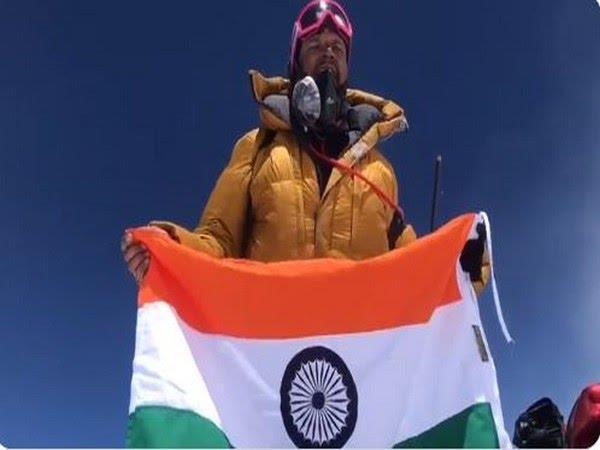 IAF अधिकारी ने माउंट एवरेस्ट पर फहराया भारतीय ध्वज