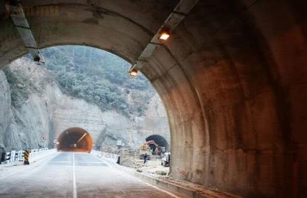 1000 Jammu and Kashmir residents are involved in the construction of the longest tunnel being built at the Zojila Pass in Jammu and Kashmir