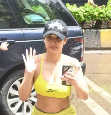 During Arjun Kapoor breakup rumors, Malaika Arora wears revealing gym attire.