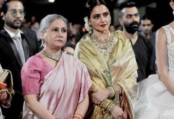 For the first time in  Bollywood history, Jaya and Rekha hug each other, have a look at this 
