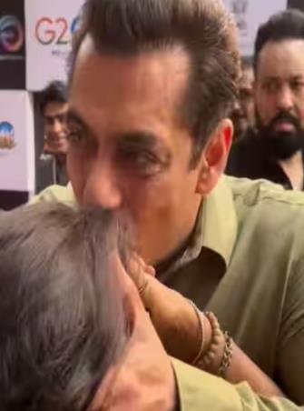 IFFI 2023 में सलमान खान महिला को Kiss करते हुए