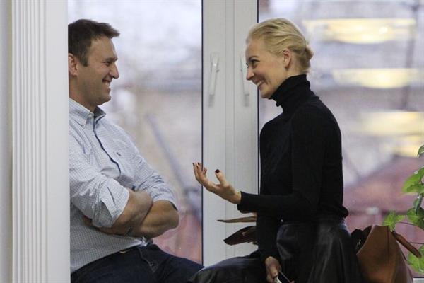 'I Love You,' Navalny's Wife Says Beside a Picture of Her and Alexei Together