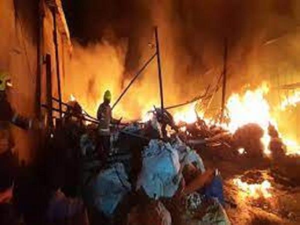 महाराष्ट्र के ठाणे जिले में झोपड़ियों में लगी आग।