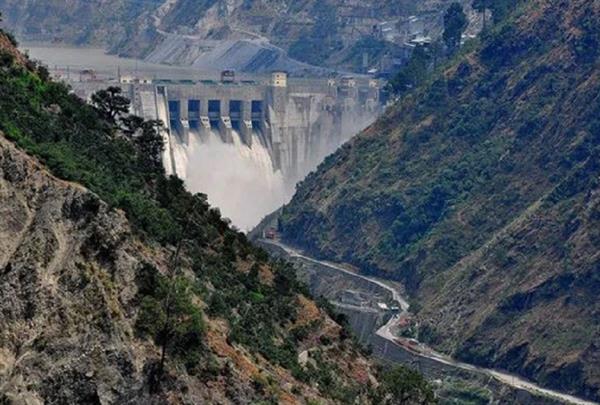 चिनाब नदी का पानी जम्मू और कश्मीर में एक जलविद्युत परियोजना के लिए पुनर्निर्देशित किया गया।