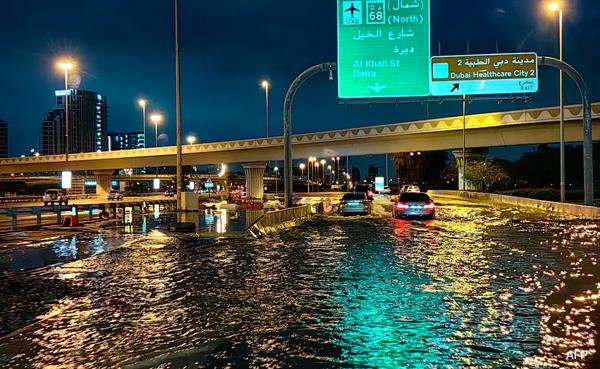 भारी बारिश, तूफान के कारण संयुक्त अरब अमीरात में वापसी के कारण कई उड़ानें रद्द कर दी गईं